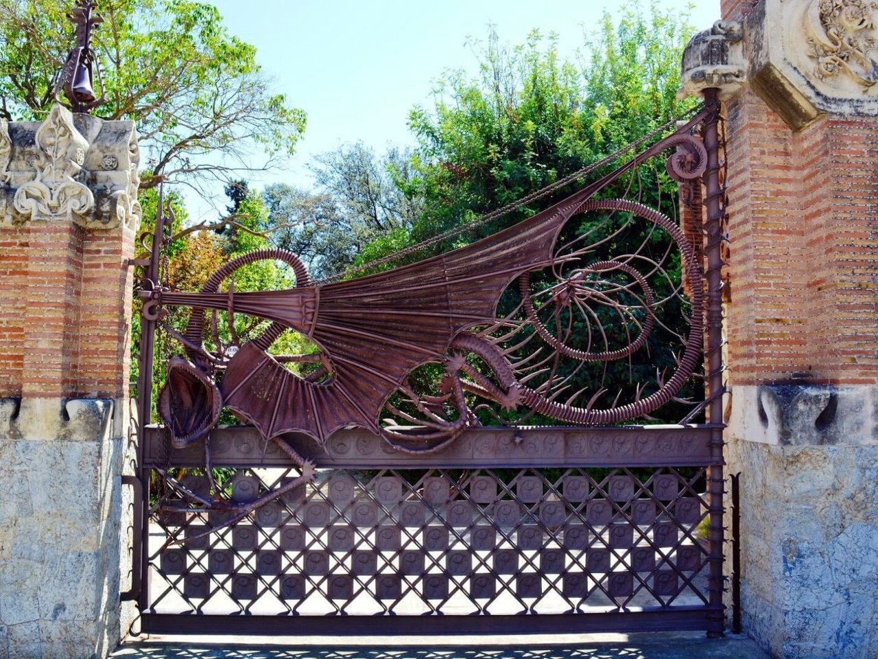 Прекрасные творения великого Гауди - 9