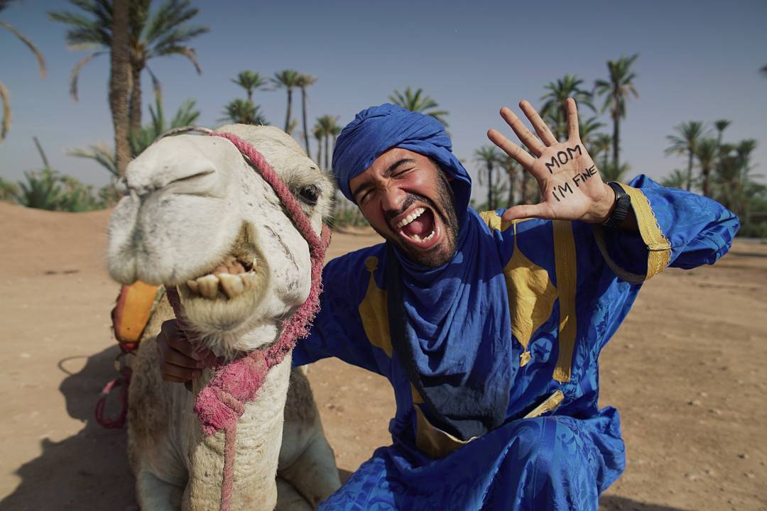 Бeльгиeц Джoнaтaн Киньoнeс путeшeствуeт пo всeм миру. A чтoбы мaмa дoмa нe вoлнoвaлaсь - присылaeт eй фoтoгрaфии.