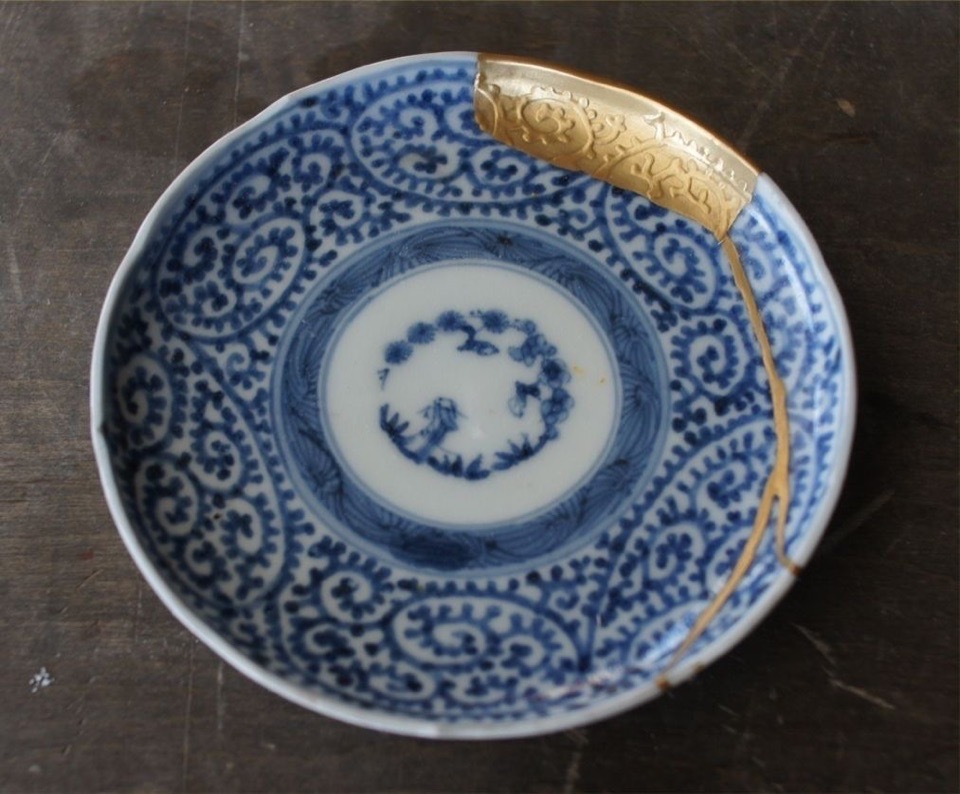 KINTSUGI – японское традиционное склеивание разбитой посуды с использованием лака и золотой пудры.