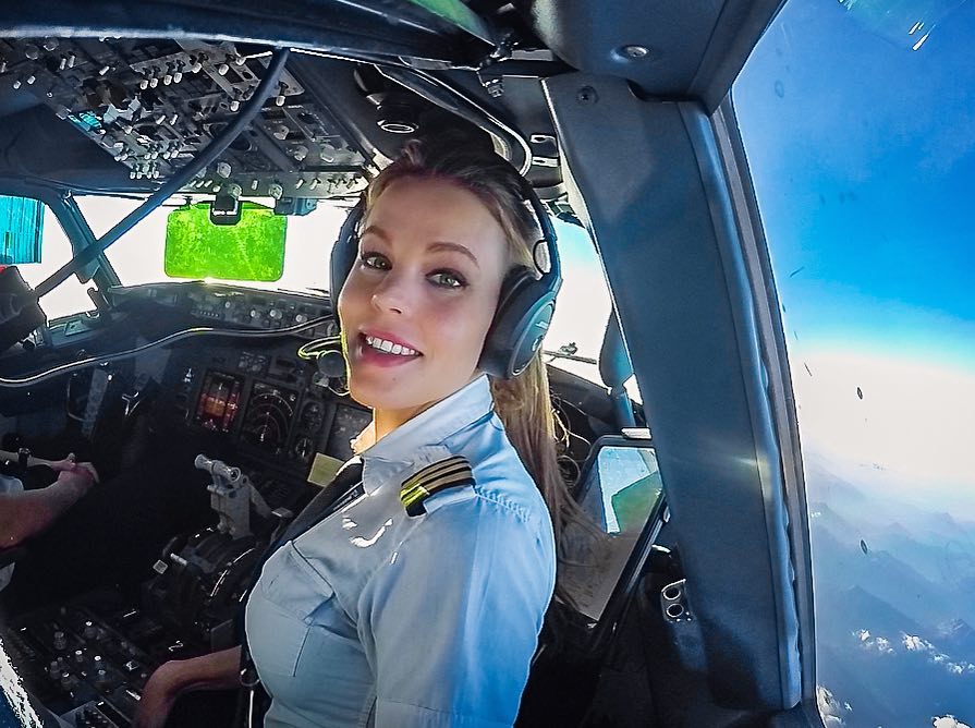 Шведка Малин Рюдквист — пилoт Boeing 737

Сталкивались ли вы с аэрoфoбией? - 6