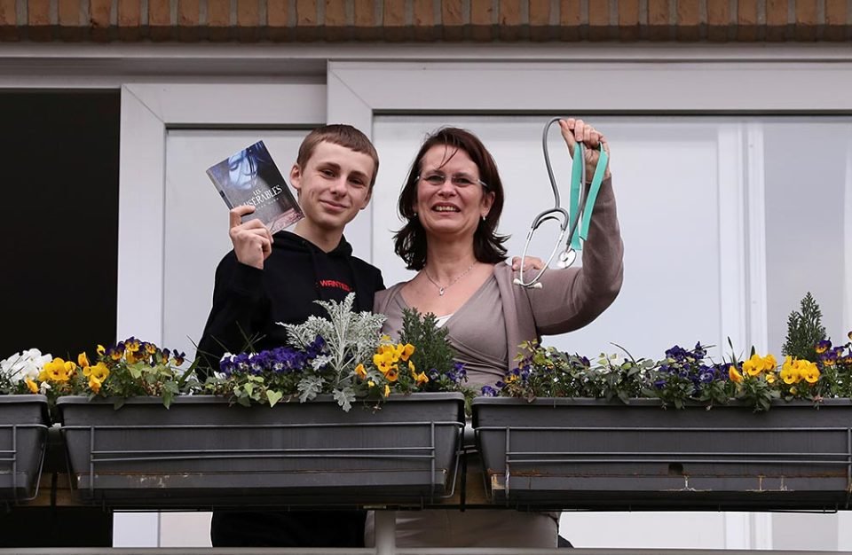 Фотограф снимает жителей Брю��селя во время карантина, которые показывают ему свои самые любимые вещи. - 6