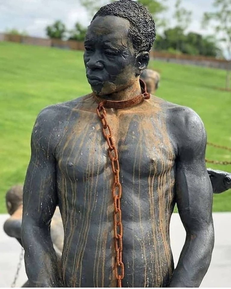 Музей рабства и линчевания, США. Музей открыли в городе Монтгомери, где раньше существовала целая плантация для рабов. Чернокожих заключали в заточение, а затем продавали на аукционе. - 7