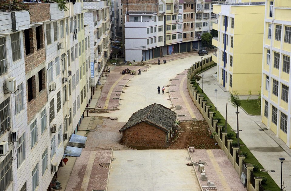 Вот что бывает, когда в Китае ��юди отказываются продавать свое жилье.
У нас оно обычно сгорает...