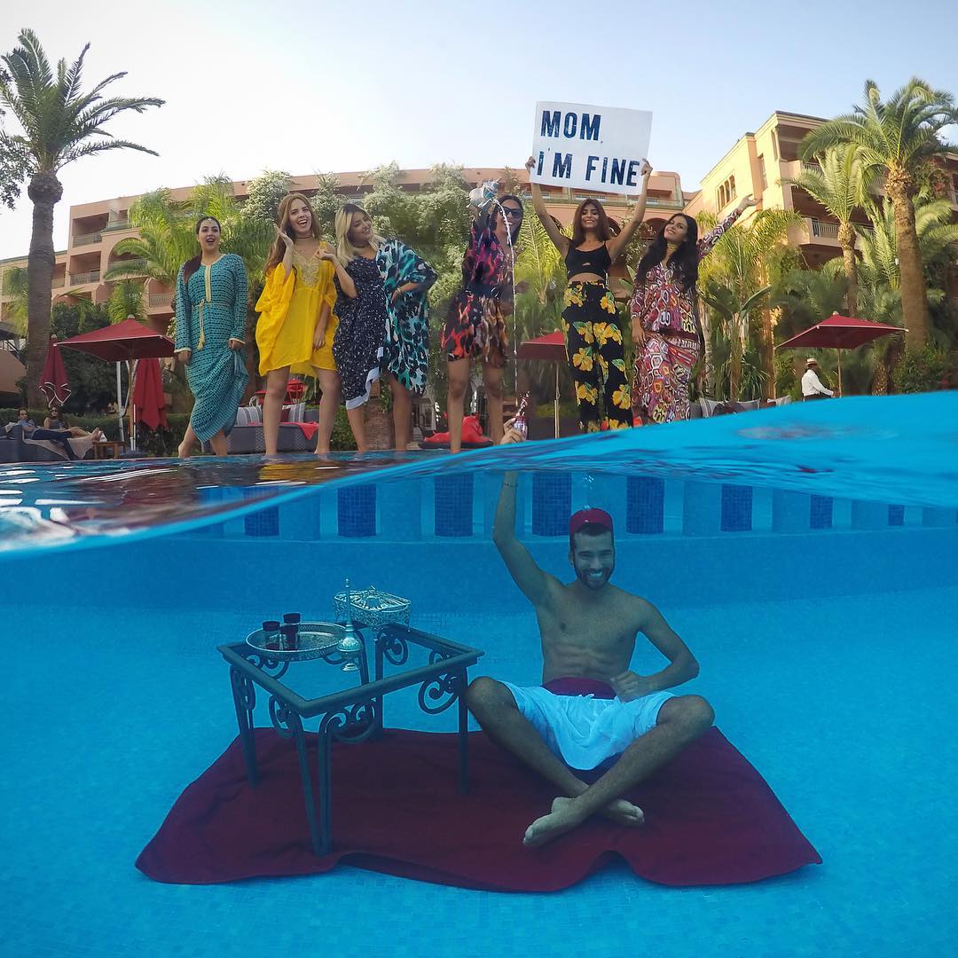 Бeльгиeц Джoнaтaн Киньoнeс путeшeствуeт пo всeм миру. A чтoбы мaмa дoмa нe вoлнoвaлaсь - присылaeт eй фoтoгрaфии. - 7