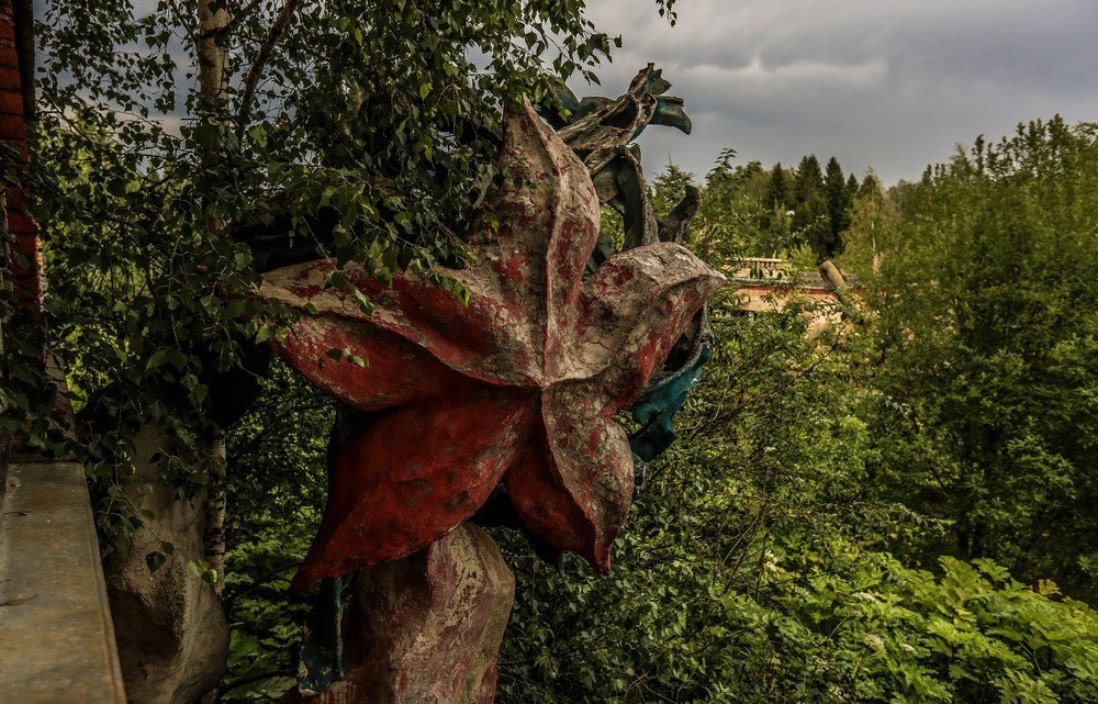 Пионерлагерь "Сказка" был построен в советские годы для детей сотрудников издательства "Детская литература". Примечателен удивительным, а местами, даже безумным оформлением. 

Фото - Георгий Шпикалов - 9