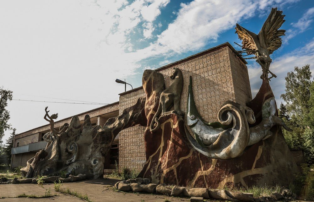 Пионерлагерь "Сказка" был построен в советские годы для детей сотрудников издательства "Детская литература". Примечателен удивительным, а местами, даже безумным оформлением. 

Фото - Георгий Шпикалов - 7