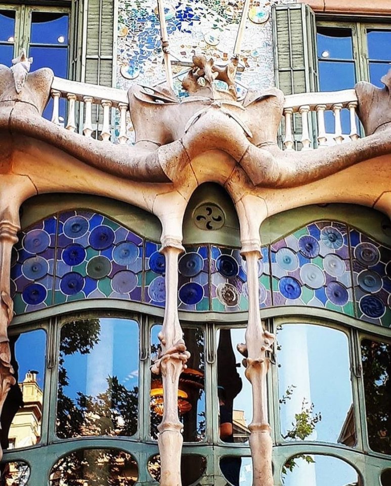 Прекрасные творения великого Гауди - 8