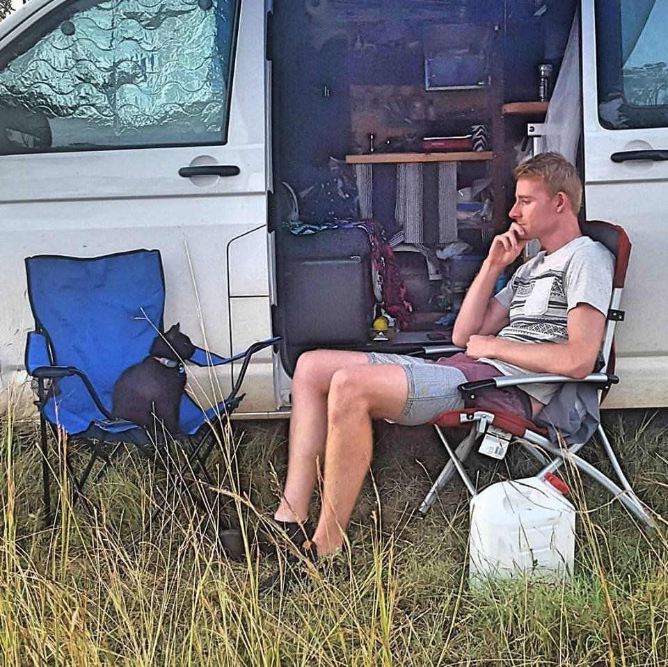 Парень бросил всё и уже несколько лет ездит по миру вместе со своим котом.
А вы бы хотели отправиться в такое путешествие?