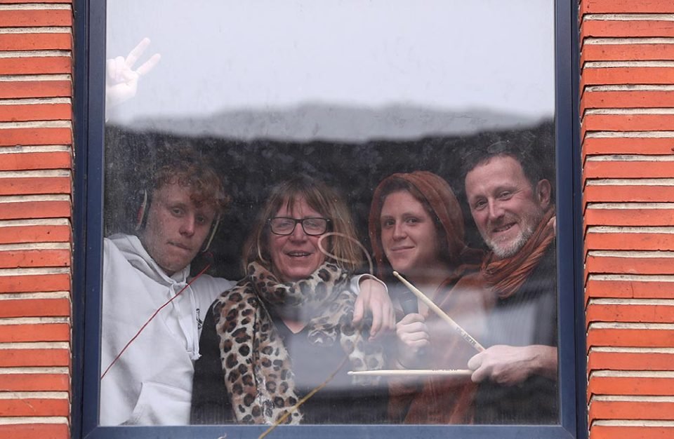 Фотограф снимает жителей Брю��селя во время карантина, которые показывают ему свои самые любимые вещи. - 7