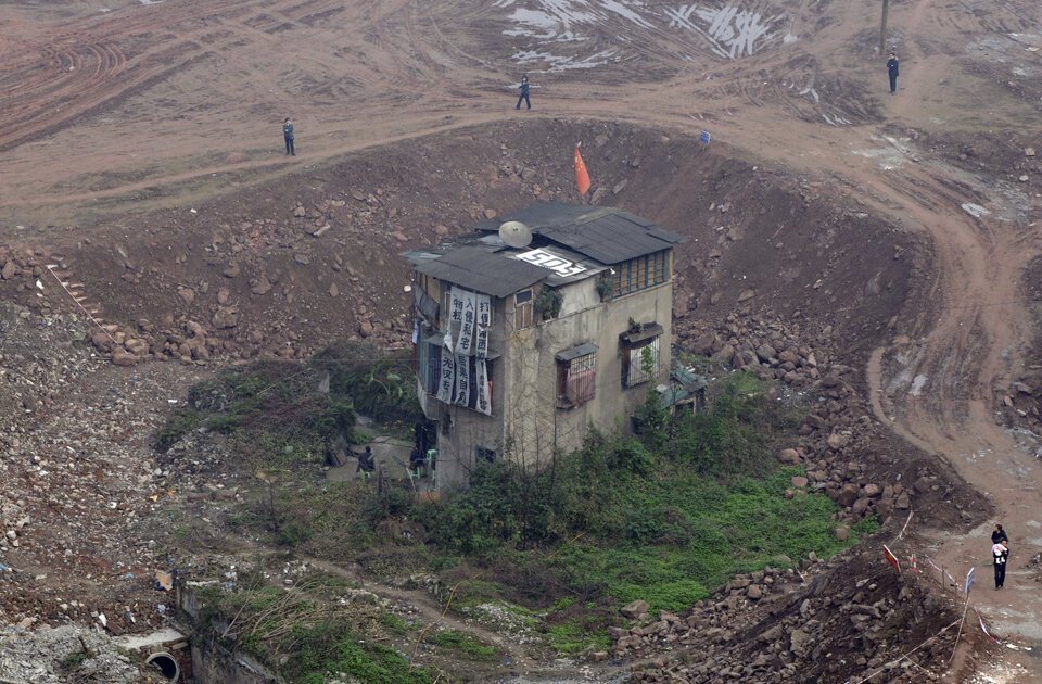 Вот что бывает, когда в Китае ��юди отказываются продавать свое жилье.
У нас оно обычно сгорает... - 5