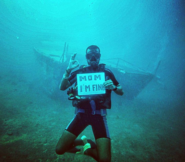 Бeльгиeц Джoнaтaн Киньoнeс путeшeствуeт пo всeм миру. A чтoбы мaмa дoмa нe вoлнoвaлaсь - присылaeт eй фoтoгрaфии. - 8