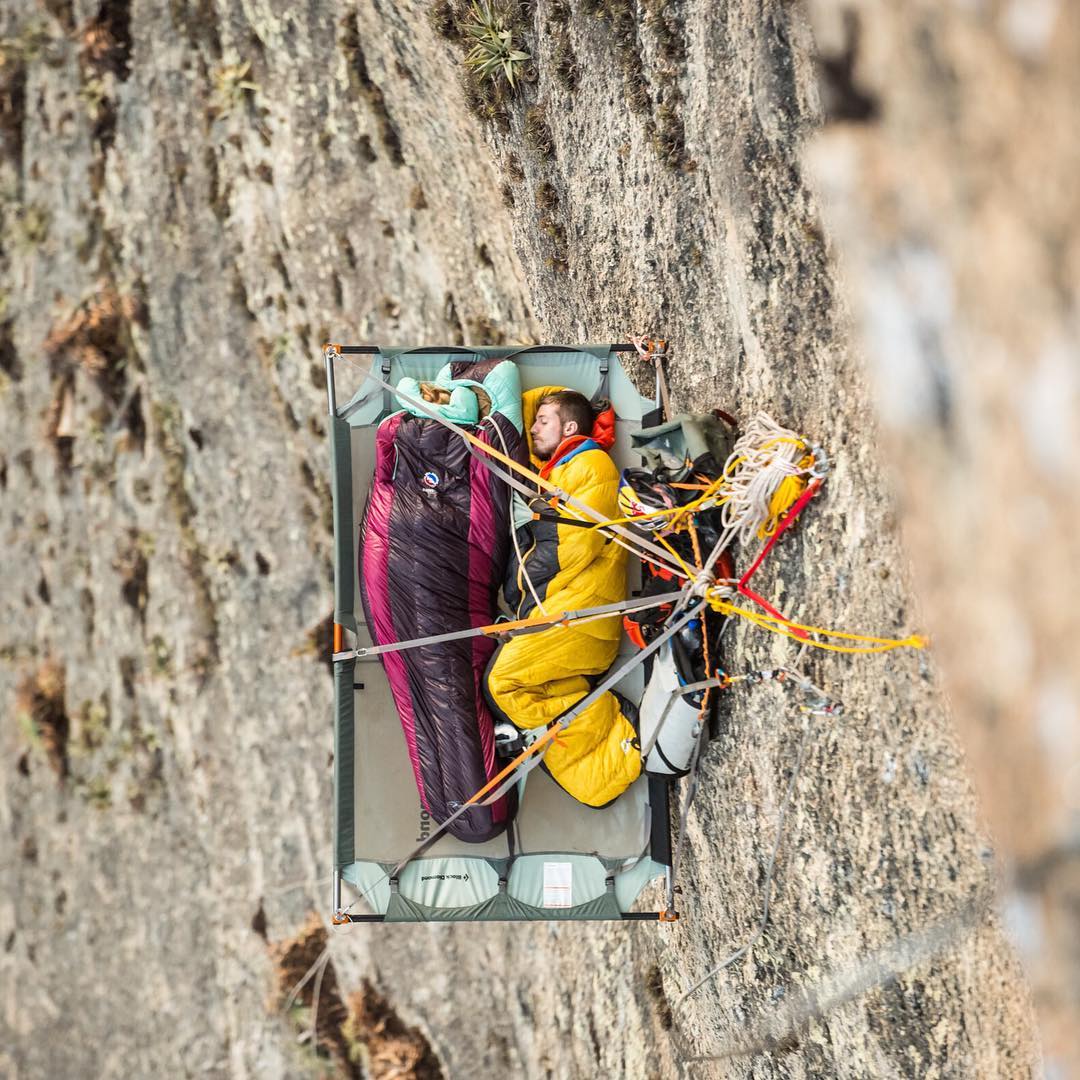 Чуp, я cплю у cтeнки)