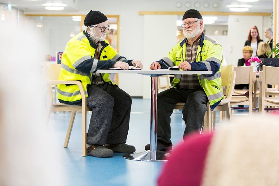 Девушка из Финляндии Лииса Хиетанин вяжет крючком копии своих односельчан. Как вам такое хобби? - 6