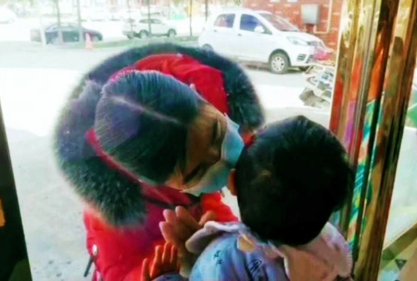 Трогательные фотографии, на которых люди общаются друг с другом, не нарушая правил карантина. - 6