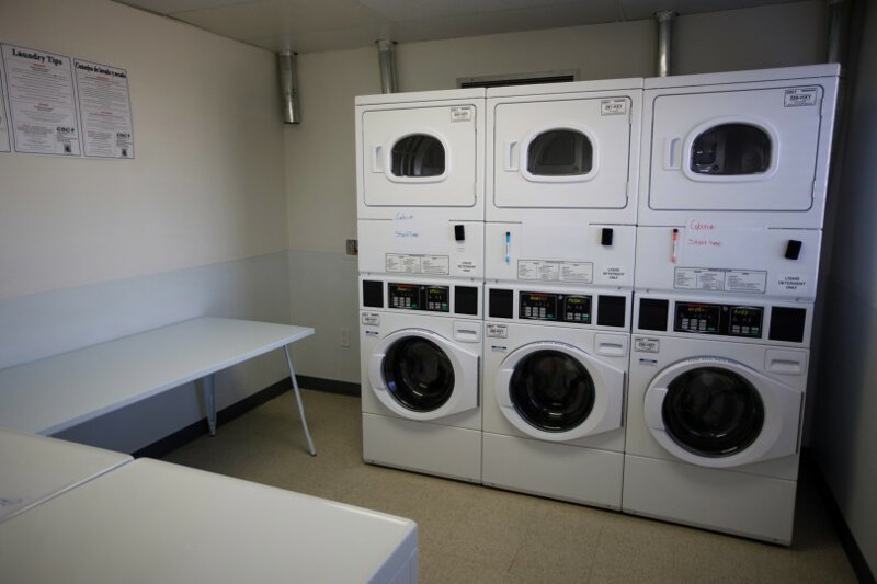 В Калифорнии открыли поселение для бездомных. 40 домиков площадью 7.5 кв. метров и один общий клубный домик находятся на огороженной и охраняемой территории. Как вам? - 6