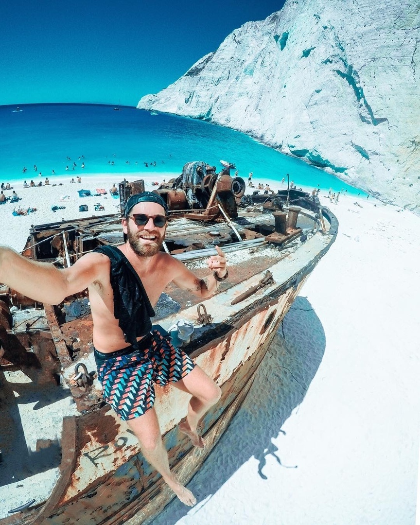 Meчтaю тaк мнoгo путeшecтвoвaть, чтoбы мeня узнaвaли рaбoтники aэрoпoртoв и cпрaшивaли: 
 
- Кудa нa этoт рaз ? - 5