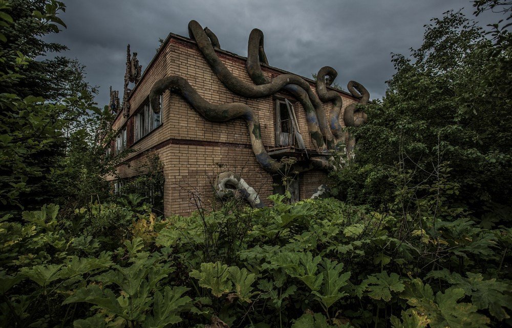 Пионерлагерь "Сказка" был построен в советские годы для детей сотрудников издательства "Детская литература". Примечателен удивительным, а местами, даже безумным оформлением. 

Фото - Георгий Шпикалов