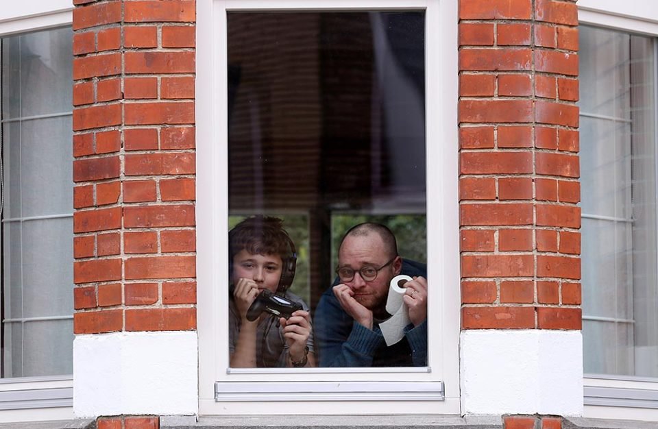 Фотограф снимает жителей Брю��селя во время карантина, которые показывают ему свои самые любимые вещи.