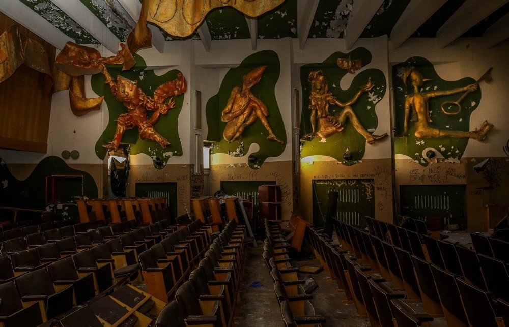 Пионерлагерь "Сказка" был построен в советские годы для детей сотрудников издательства "Детская литература". Примечателен удивительным, а местами, даже безумным оформлением. 

Фото - Георгий Шпикалов - 8