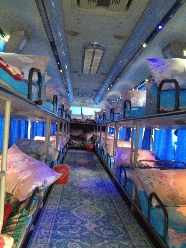 В автобусах Азии есть не толь��о сидячие, но и лежачие места - 5