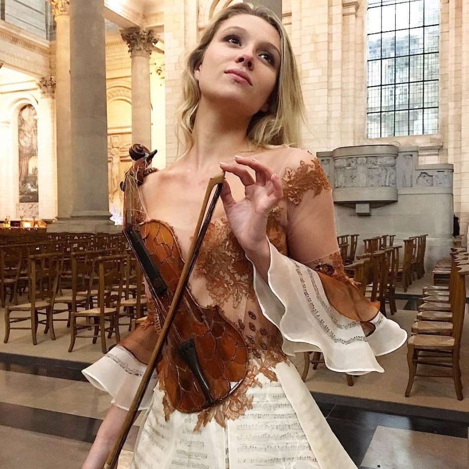 Сильвия Фaкoн создает платья, ��вно вдохновляясь книгами и красотой библиотек - 5