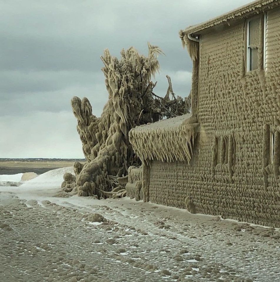 Обледеневшее побережье США после шторма - 7