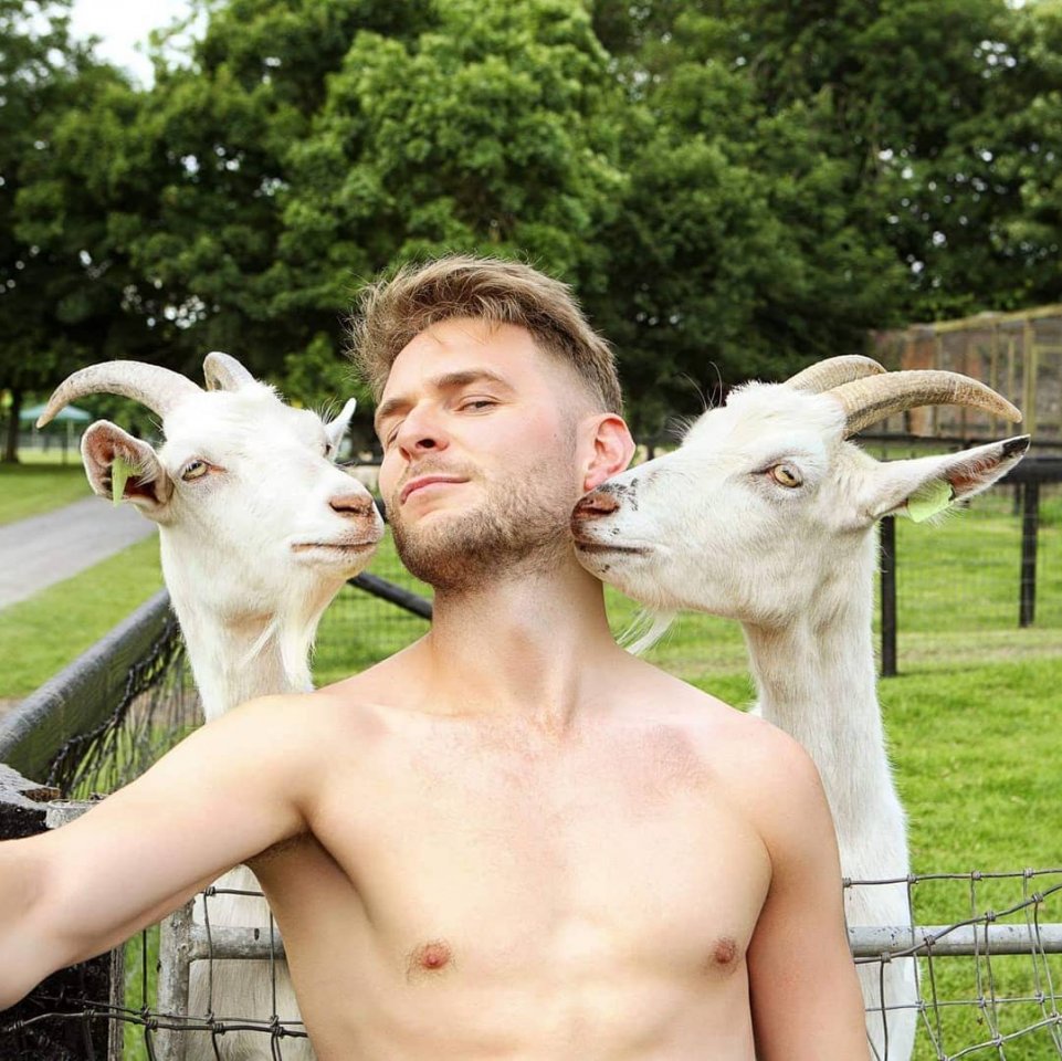 Ирландские фермеры решили не��ного потеснить австралийских пожарных и выпустили свой вариант календаря с животными