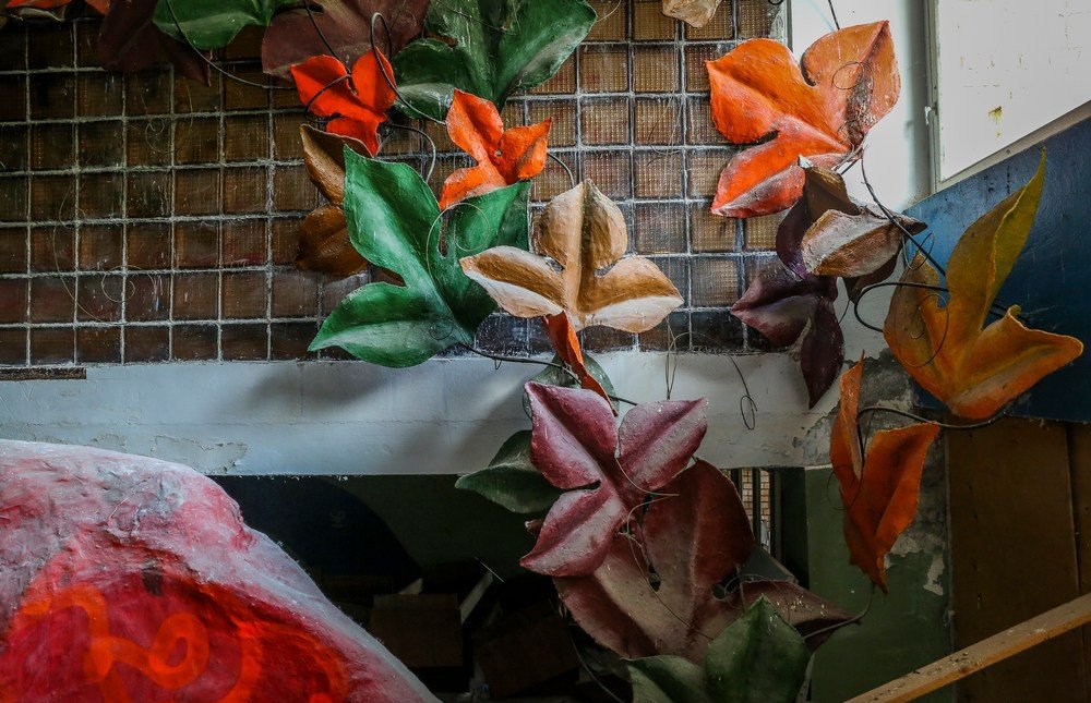 Пионерлагерь "Сказка" был построен в советские годы для детей сотрудников издательства "Детская литература". Примечателен удивительным, а местами, даже безумным оформлением. 

Фото - Георгий Шпикалов - 6