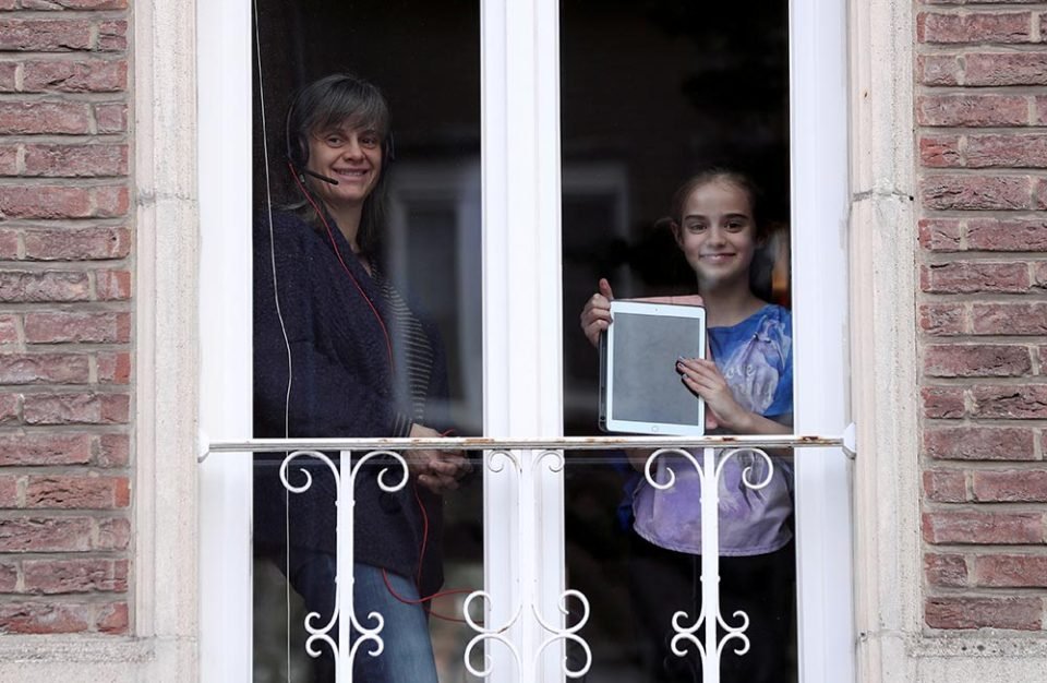 Фотограф снимает жителей Брю��селя во время карантина, которые показывают ему свои самые любимые вещи. - 8