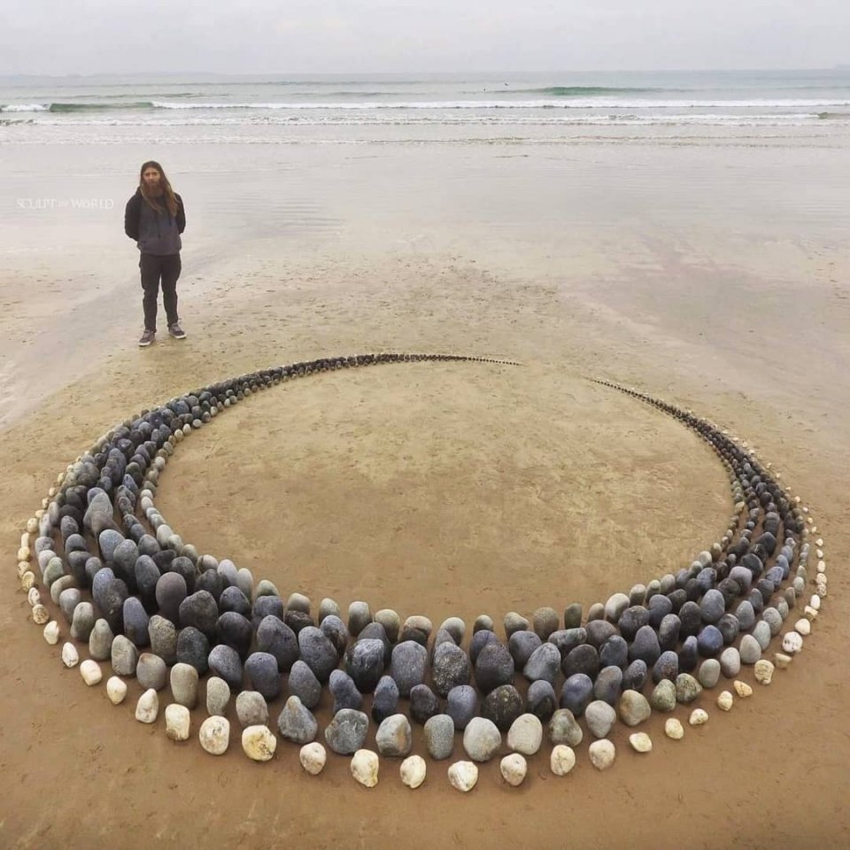 Xyдoжник Джон Форман создает вот такие причудливые работы из морской гальки