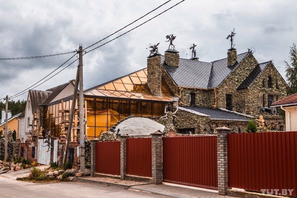 Белорусский бизнесмен отгрох��л себе вот такой адский особнячок. Зато можно не опасаться домушников