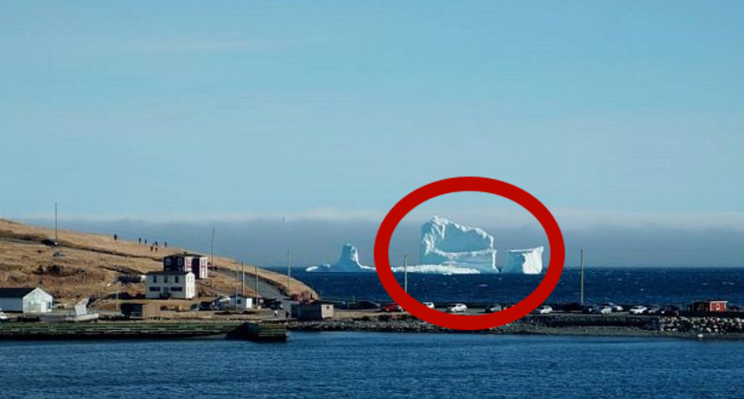 Гигантский айсберг приплыл к берегу крохотной канадской деревушки