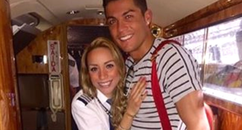 Девушка-пилот путешествует по миру и делится фото знаменитостей в своем Instagram