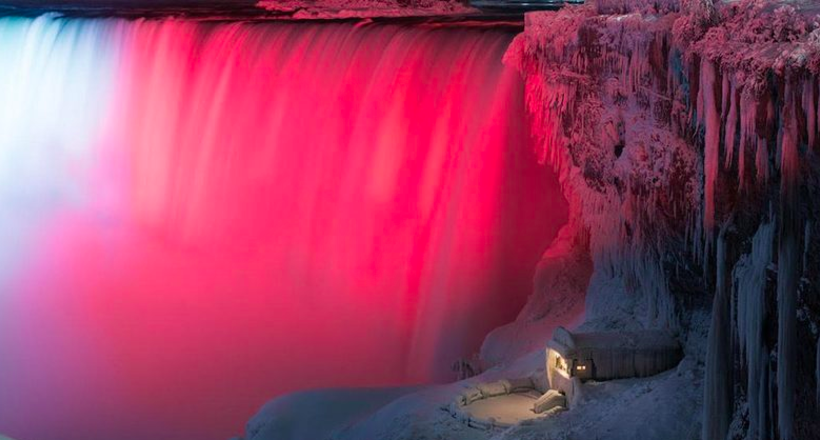 Как выглядит замерзший Ниагарский водопад ночью, освещенный красочными огнями
