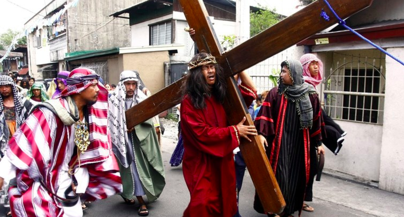 7 красочных, иногда пугающих пасхальных шествий со всего мира