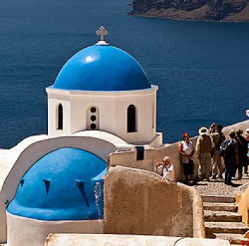 阳光明媚的圣托里尼岛