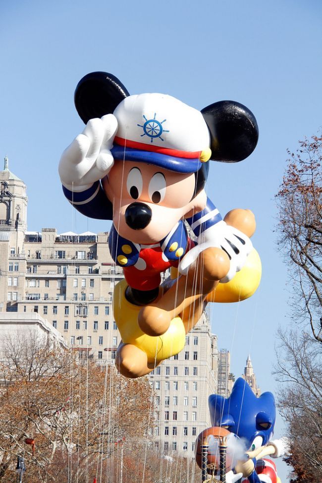 Знаменитості та інші на параді до Дня подяки