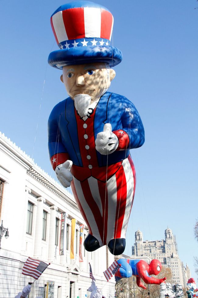 Знаменитості та інші на параді до Дня подяки