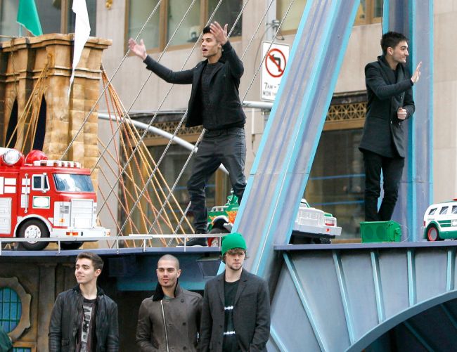 Знаменитості та інші на параді до Дня подяки