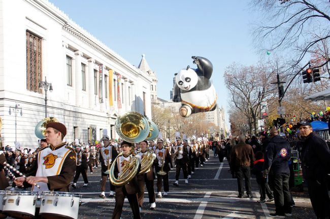 Знаменитості та інші на параді до Дня подяки
