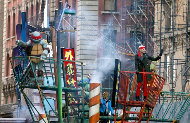 Знаменитості та інші на параді до Дня подяки