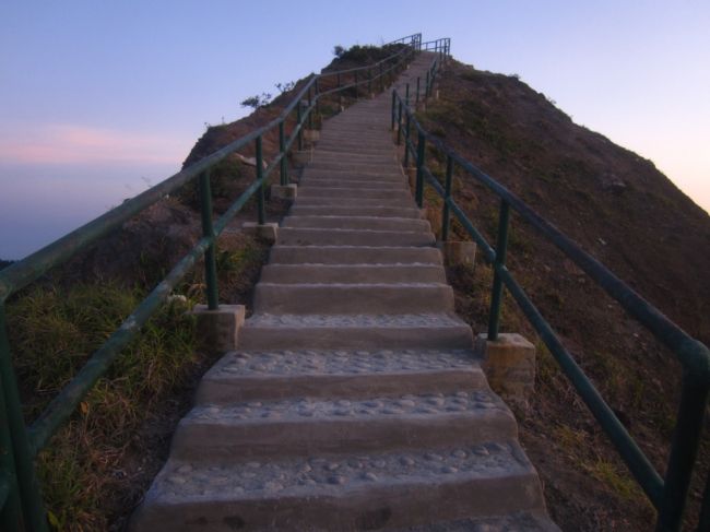 凯利穆图——这座拥有三座色彩斑斓湖泊的火山