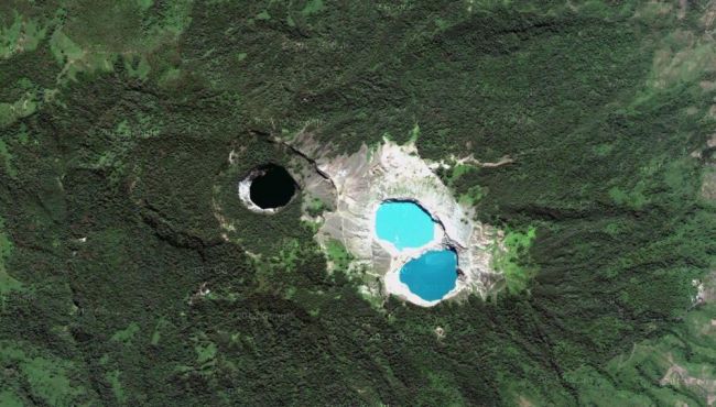 凯利穆图——这座拥有三座色彩斑斓湖泊的火山