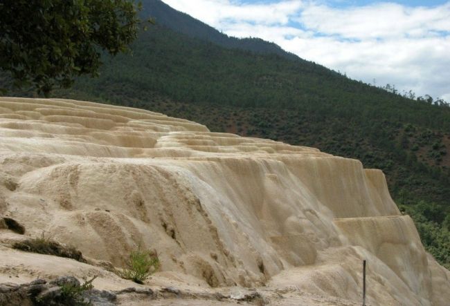 Белые каскады воды в Шангри-Ла