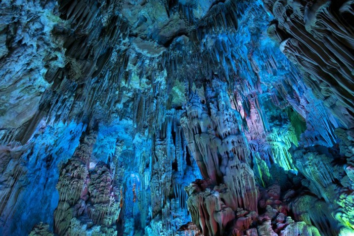 Казкова печера очеретяної флейти (Reed Flute Cave)