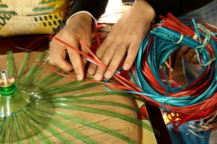 Унікальні плафони і люстри з пластикових пляшок