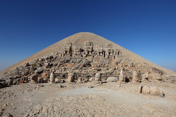 Древние руины на вершине горы Немрут