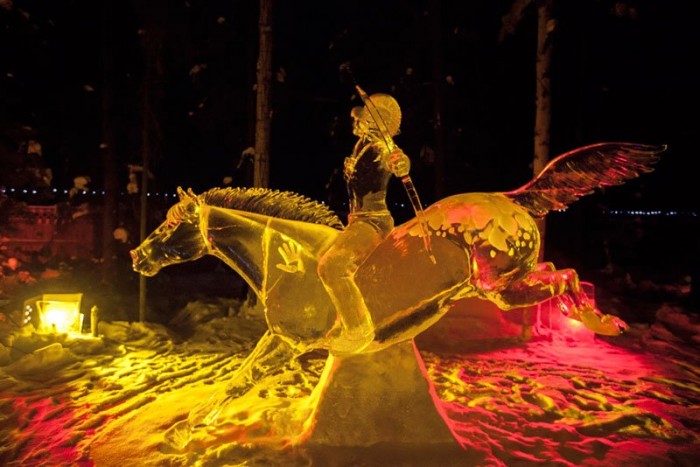 Скульптури з цільного шматка льоду