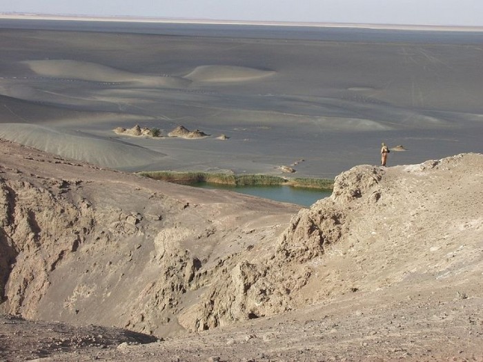 Вау-ан-Намус – оазис внутри кратера