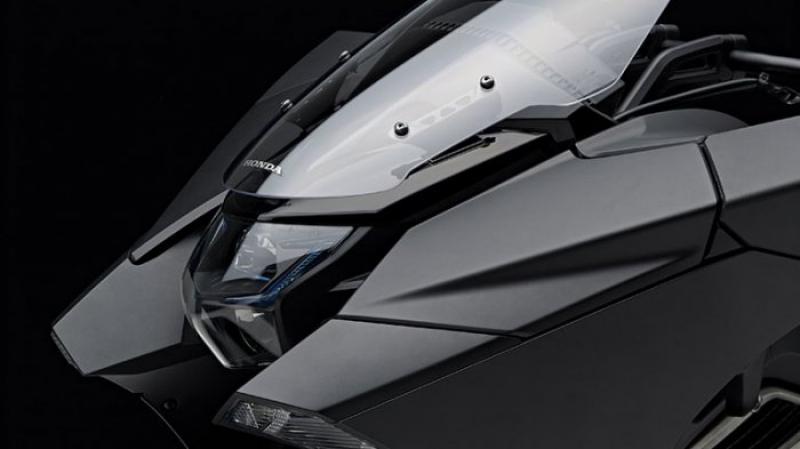 Motocyclette futuriste Honda NM4 Vultus